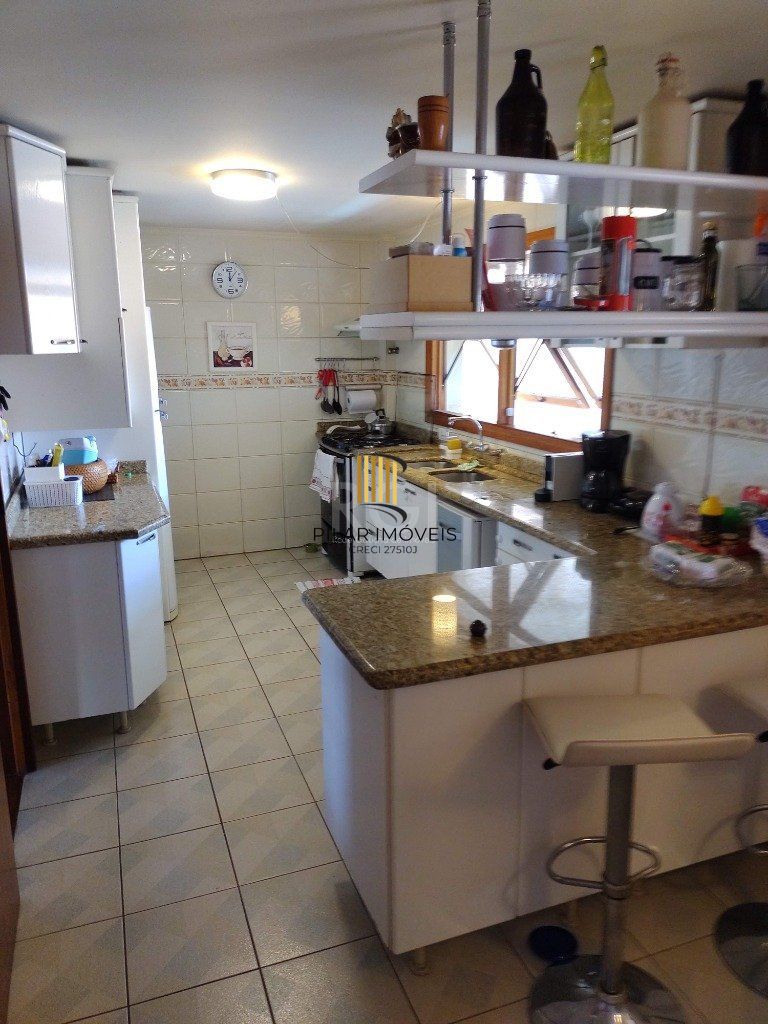 Excelente casa com 03 suíte, espaço gourmet com churrasqueira, living com lareira, pátio com piscina e garagem para 02 carros no bairro Espírito Santo