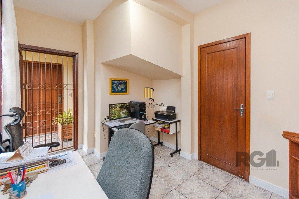 Casa com 4 dormitórios no bairro Morro Santana
