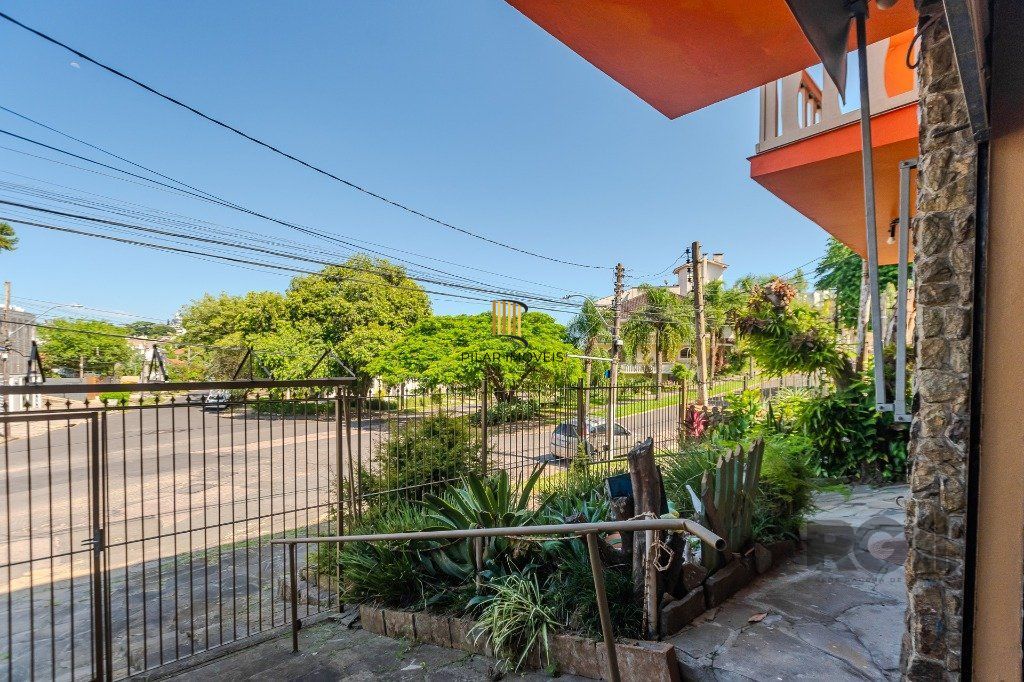 Prédio de 328m² - 4 dormitórios, 2 vagas no bairro Chácara das Pedras
