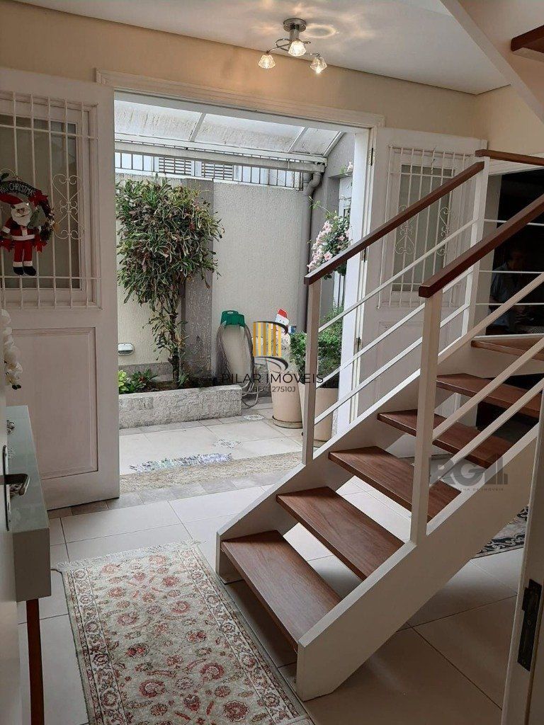 Casa de 4 dormitórios no bairro Glória