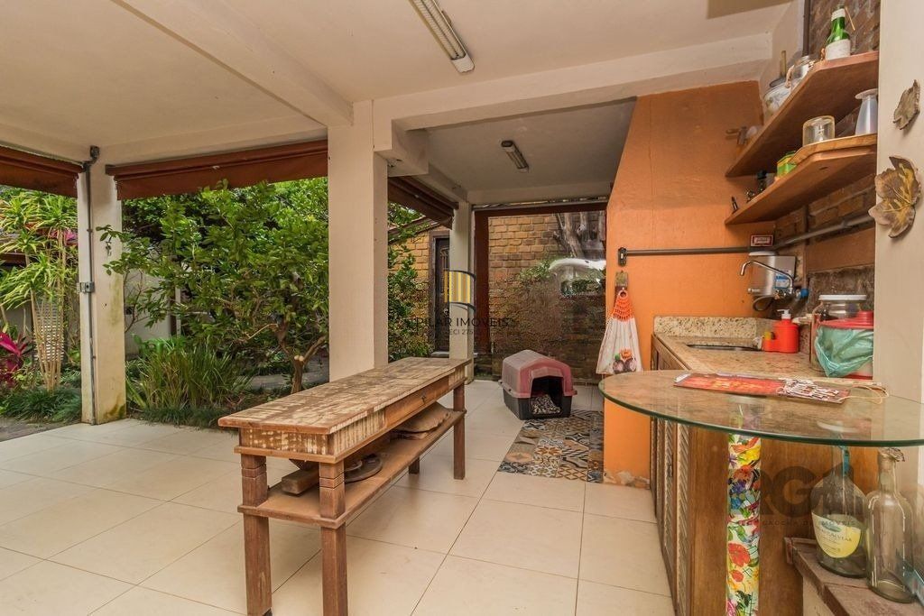 Impecável casa no bairro Medianeira. Living de 3 ambientes com lareira. Com 4 dormitórios sendo 1 suíte também com lareira. Ampla cozinha mobiliada e reformada. Dormitórios com armários fixos .