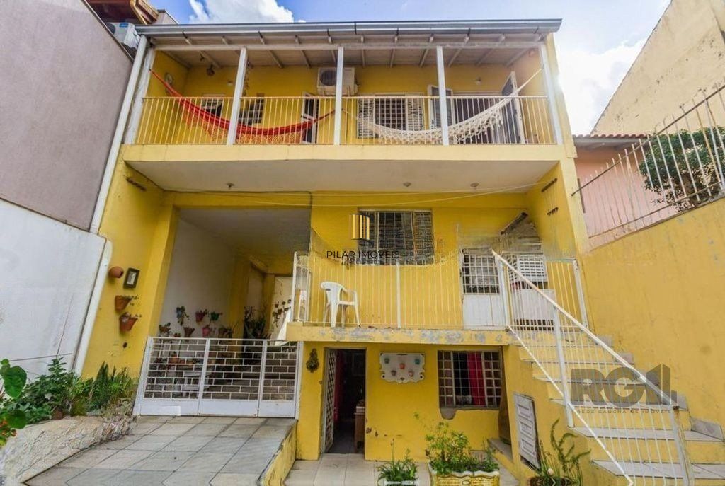 São duas casas no mesmo pátio, com 308,22m² de área construída. Próxima a Av. Teresópolis.