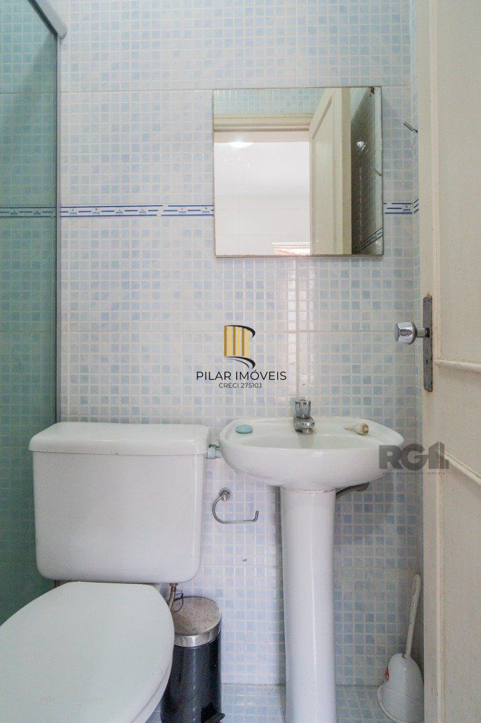 Casa de 214m² com 4 dormitórios, 1 suíte, piscina e 2 vagas no bairro Teresópolis