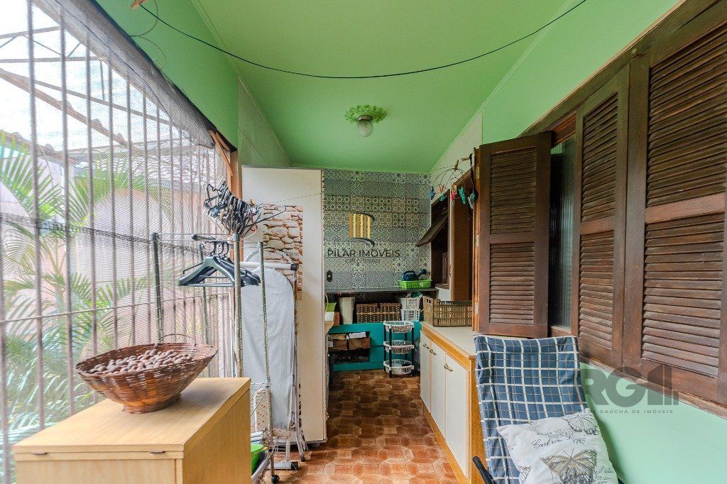 Prédio de 328m² - 4 dormitórios, 2 vagas no bairro Chácara das Pedras