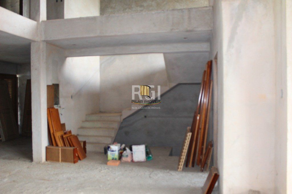 Casa para Venda - 300m², 5 dormitórios, sendo 3 suites, 5 vagas - Teresópolis