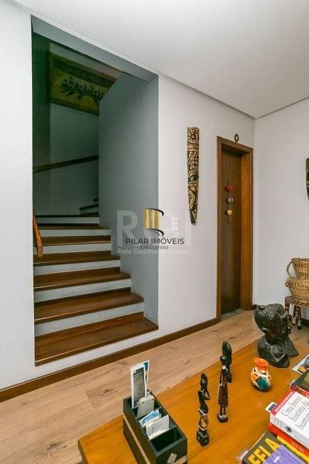 Casa de 147m² - 3 dormitórios, 1 suíte, churrasqueira, pátio com piscina e 3 vagas de garagem no Guarujá