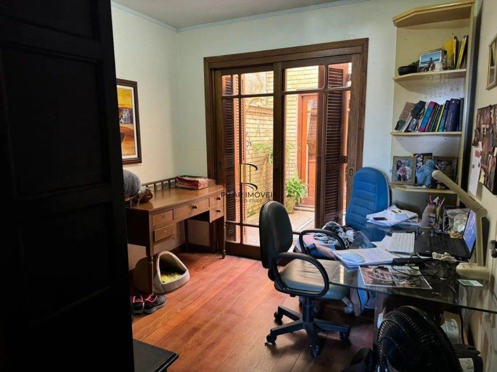 Casa com 4 dormitórios no bairro nonoai