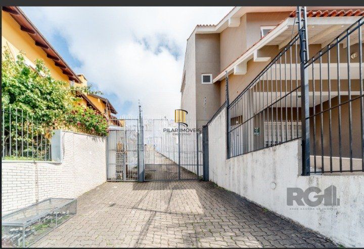 Casa em Condominio Fechado com 03 dormitórios no Bairro Camaquã