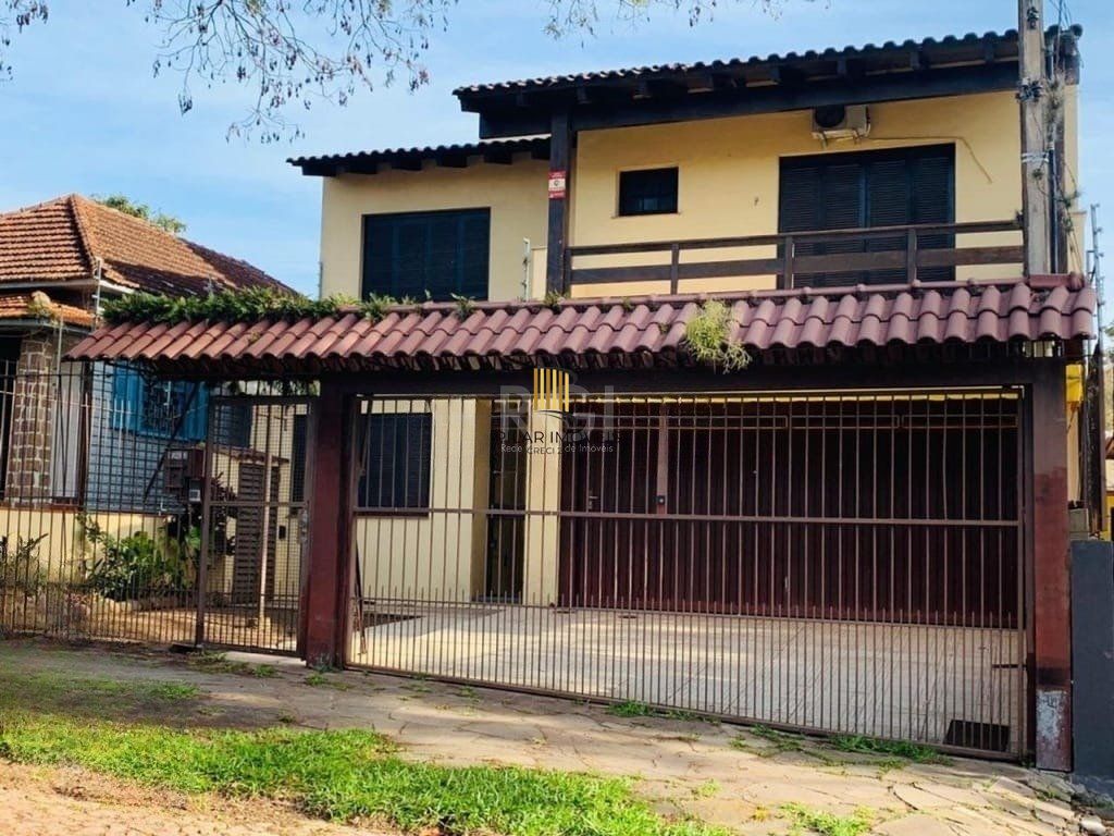 Encantadora residência com 03 dormitórios sendo 01 suíte e piscina.