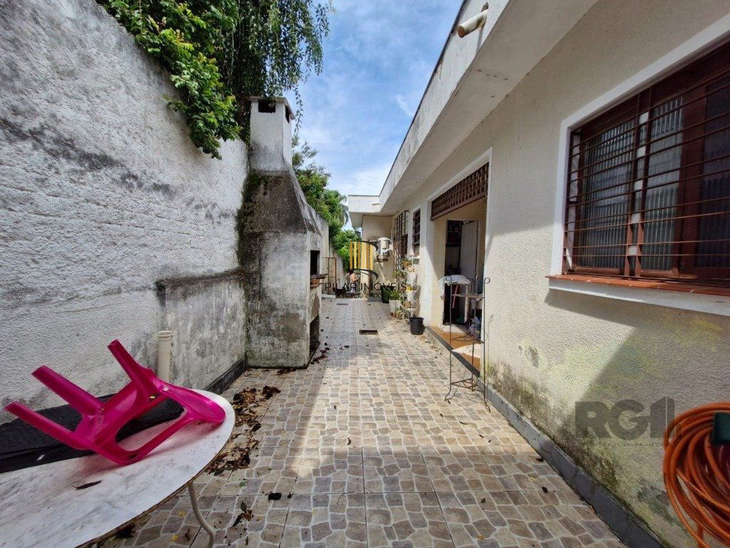 Casa com 243m2 de área privativa, com amplo pátio de 11 x 44, próxima a Av. Teresópolis