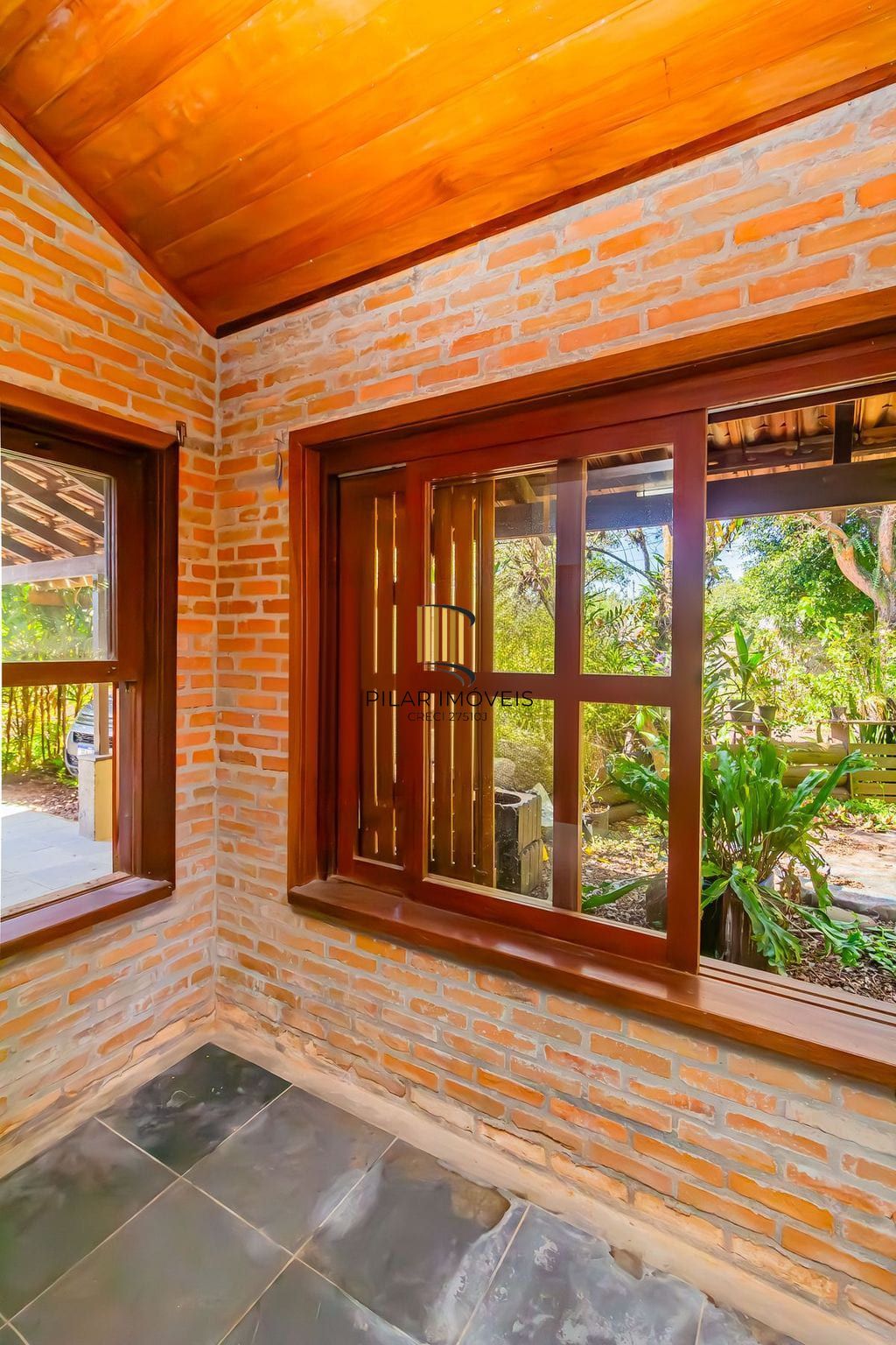 Casa de 3 dormitórios, no Bairro Ponta Grossa - Porto Alegre