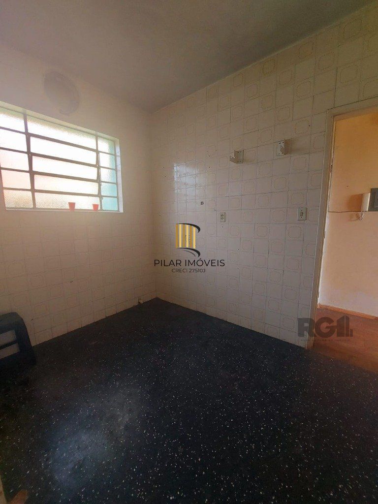 Apartamento de 2 dormitórios, mais 1 quarto de empregada, próximo a av. Teresópolis