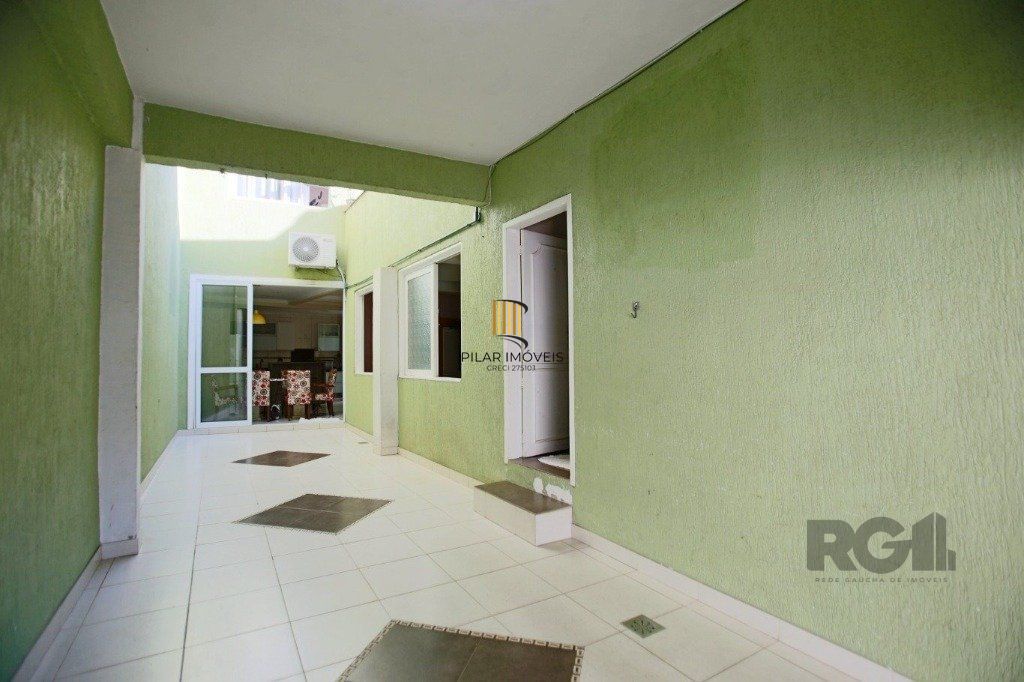 Excelente casa de 235m² com 4 dormitórios e 3 vagas no bairro Azenha.