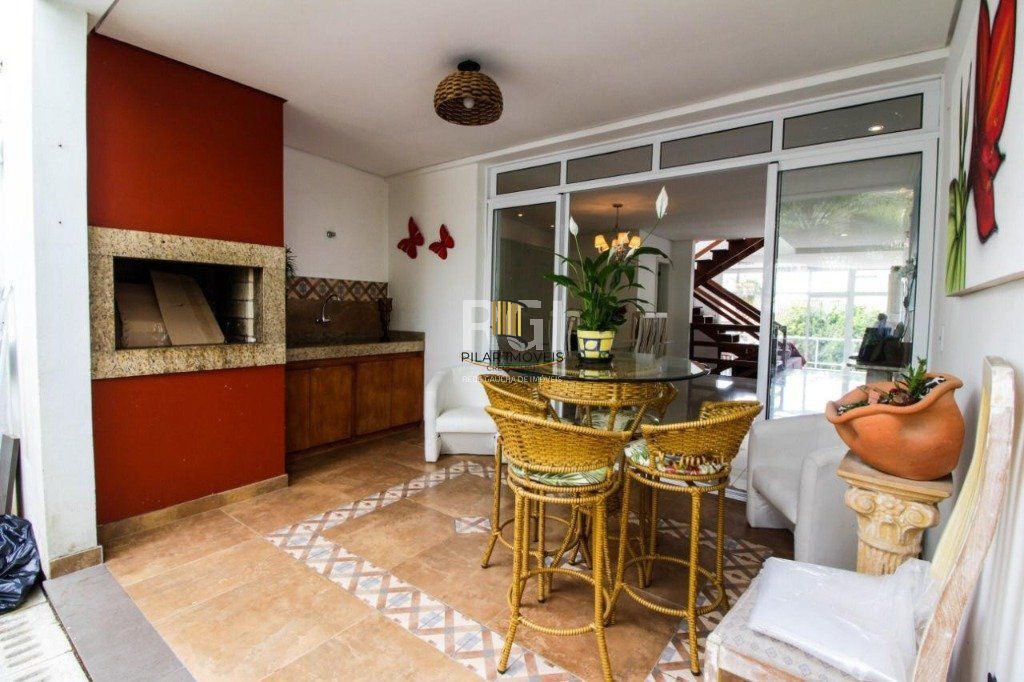 Casa para Venda - 300m², 3 dormitórios, sendo 1 suites, 4 vagas - Teresópolis