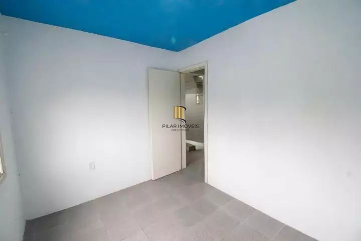VENDE – AMPLA CASA RESIDENCIAL COM PISCINA E 5 VAGAS
