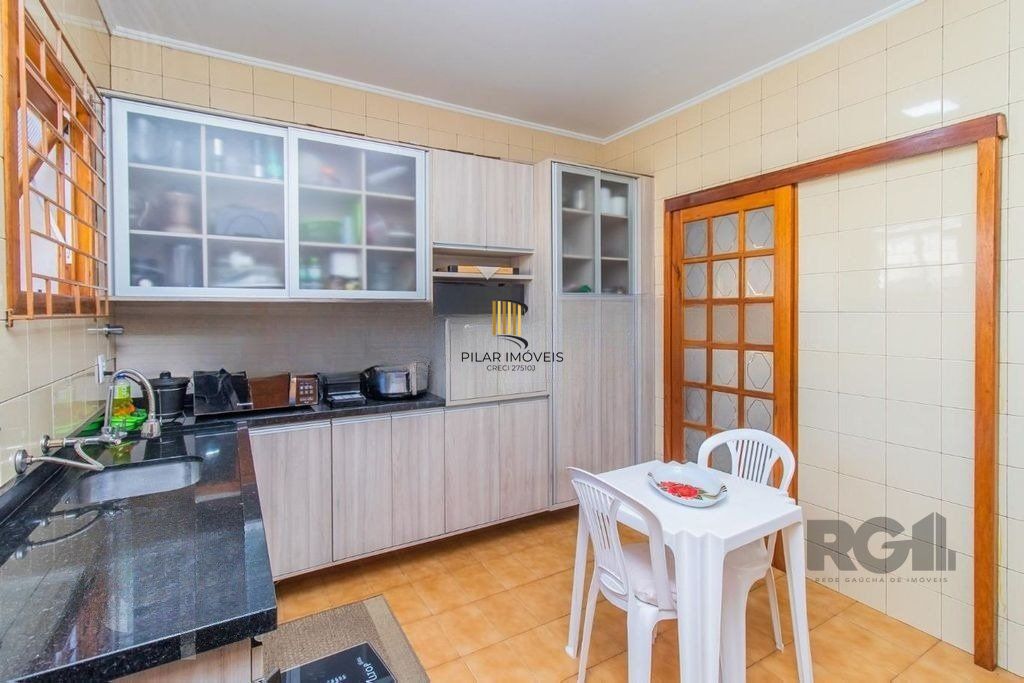 Casa de 4 dormitórios no bairro Cavalhada