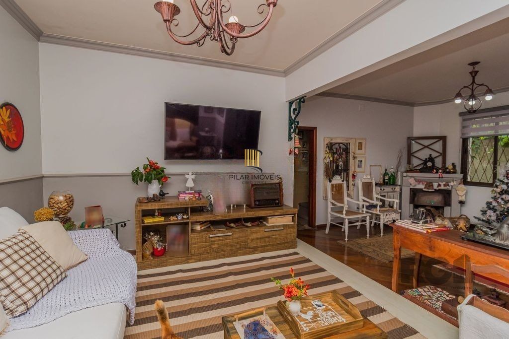 Impecável casa no bairro Medianeira. Living de 3 ambientes com lareira. Com 4 dormitórios sendo 1 suíte também com lareira. Ampla cozinha mobiliada e reformada. Dormitórios com armários fixos .