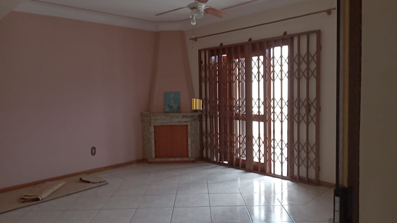 Casa 03 dormitórios, com páteo