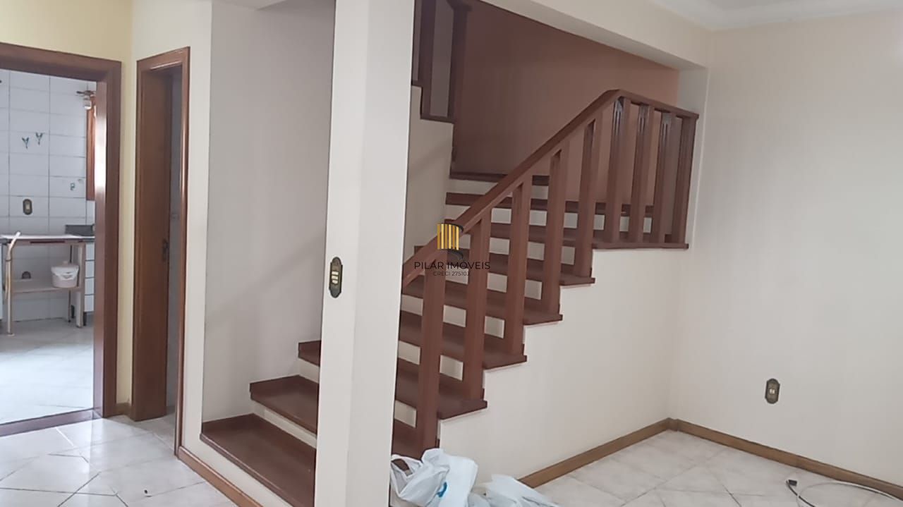 Casa 03 dormitórios, com páteo