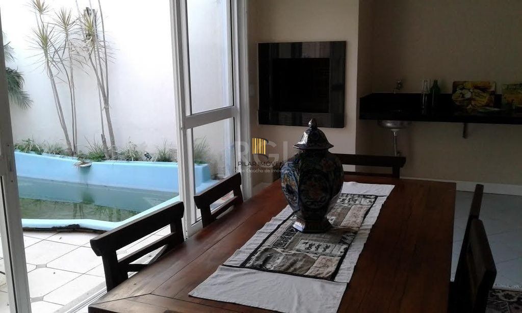 Excelente casa em condominío de 350m² com 03 dormitórios sendo 02 suítes.