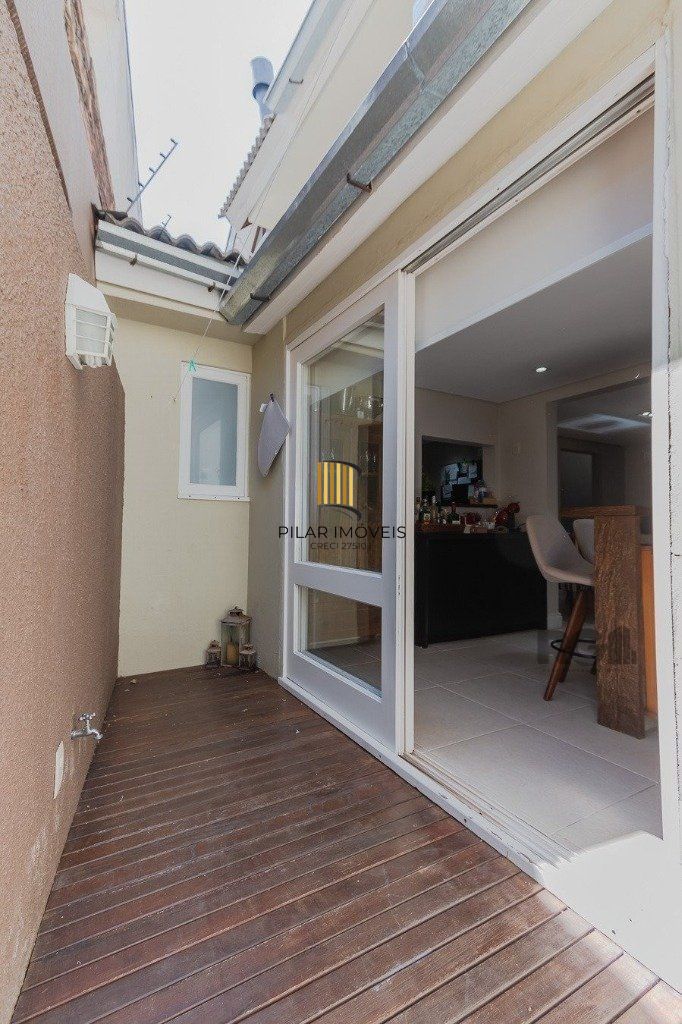 Excelente casa em condomínio de 249m² com 03 dormitórios e 4 vagas.