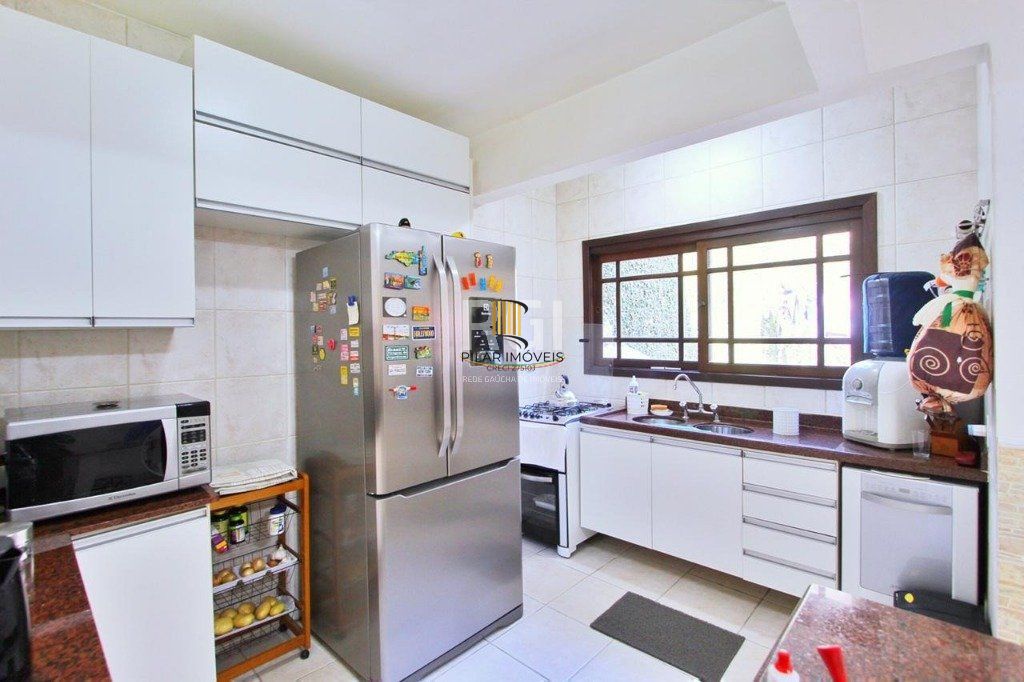 Casa para Venda - 260m², 5 dormitórios, sendo 2 suites, 4 vagas - Teresópolis