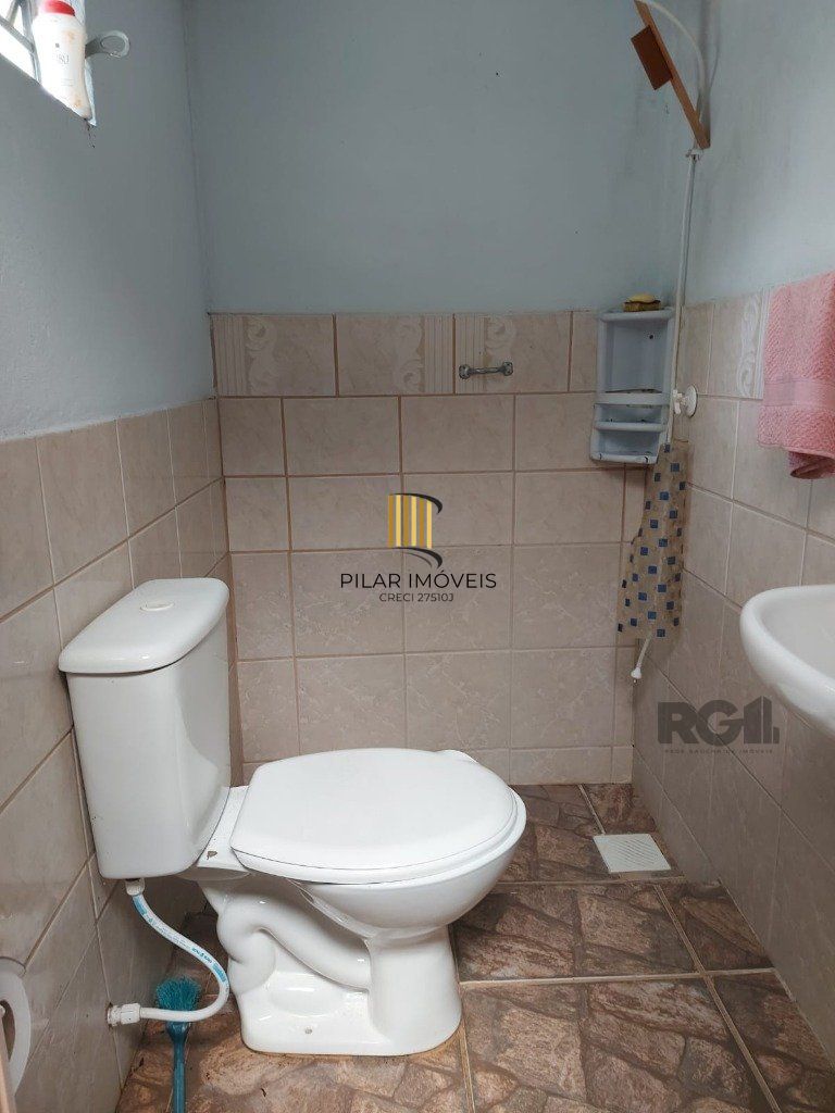 Casa 3 dormitórios,  1 vaga de garagem ampla e coberta.  Possui edícula com 3 peças. Espaço com churrasqueira e dispensa. Área total de  484m².