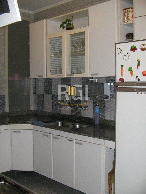 Casa para Venda - 260m², 3 dormitórios, sendo 1 suites, 7 vagas - Nonoai