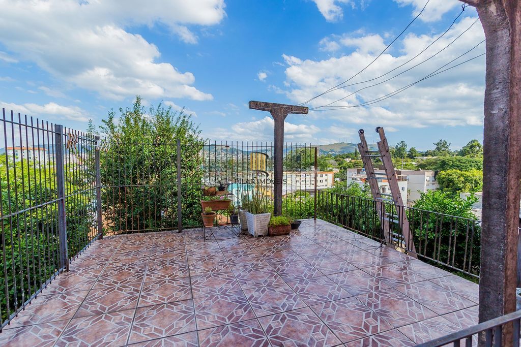 Casa de 6 dormitórios à venda No Bairro Jardim do Salso - Porto Alegre