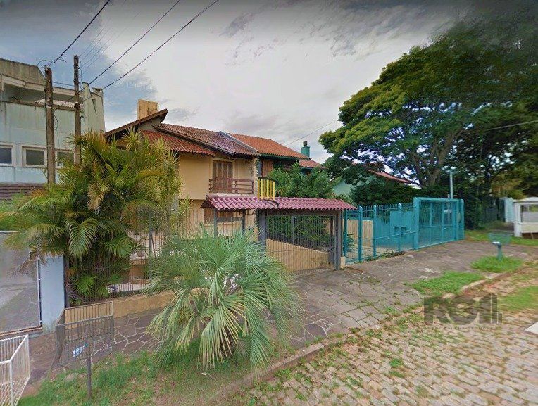 Casa de 370m² - 4 dormitórios, 2 suítes e 4 vagas de garagem no bairro Espírito Santo
