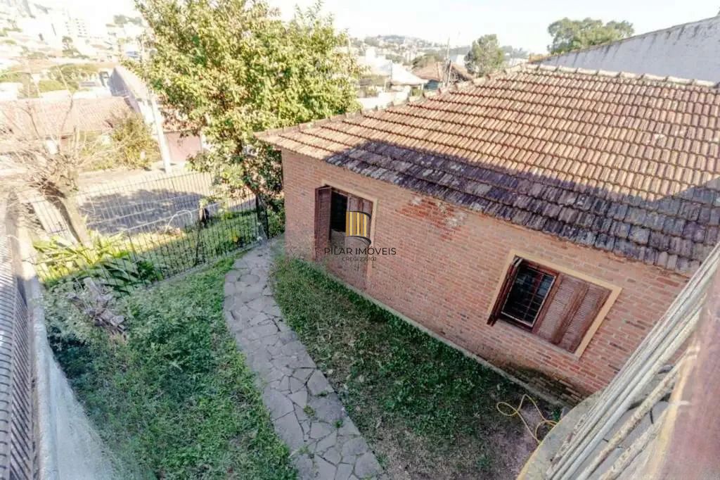 Casa à venda com 3 dormitórios, 1 suíte e espaço gourmet em terreno alto