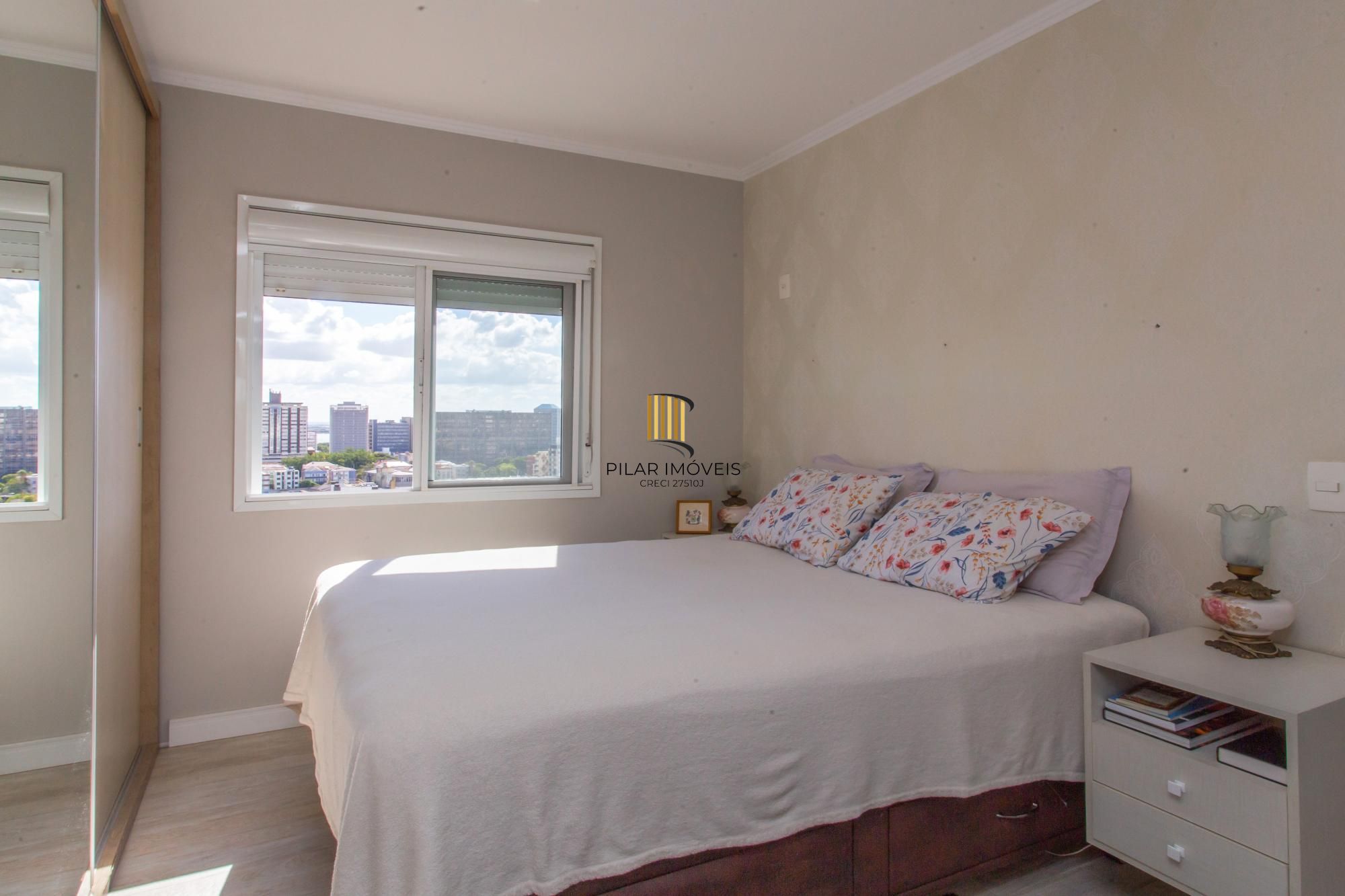 Apartamento de 02 dormitorios, suite, vaga garagem com vista livre no bairro Menino Deus-Porto Alegre.