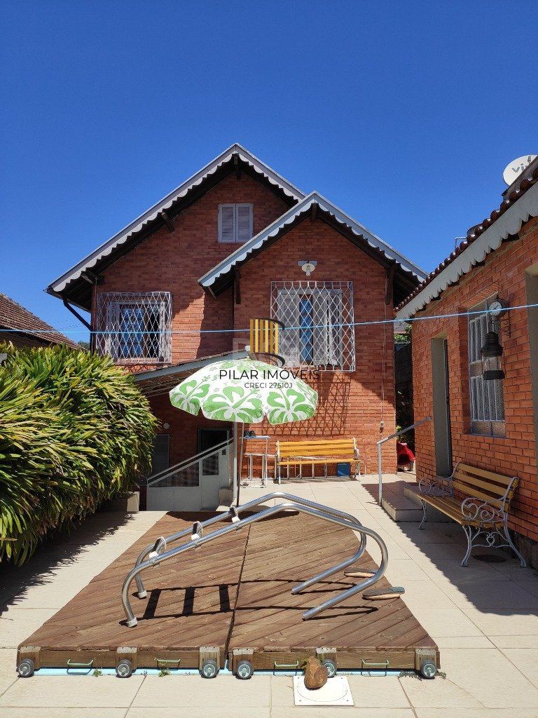 Casa para Venda - 142.8m², 4 dormitórios, 5 vagas - Teresópolis