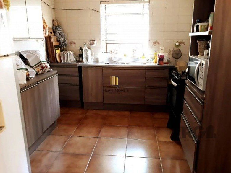 Casa para Venda - 200m², 5 dormitórios, sendo 1 suites, 4 vagas - Glória