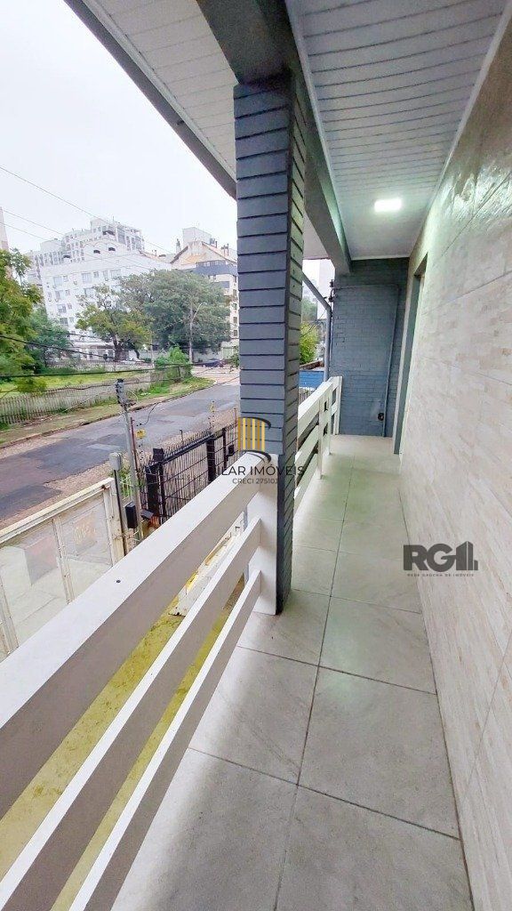 Casa 3 dormitórios no bairro Azenha