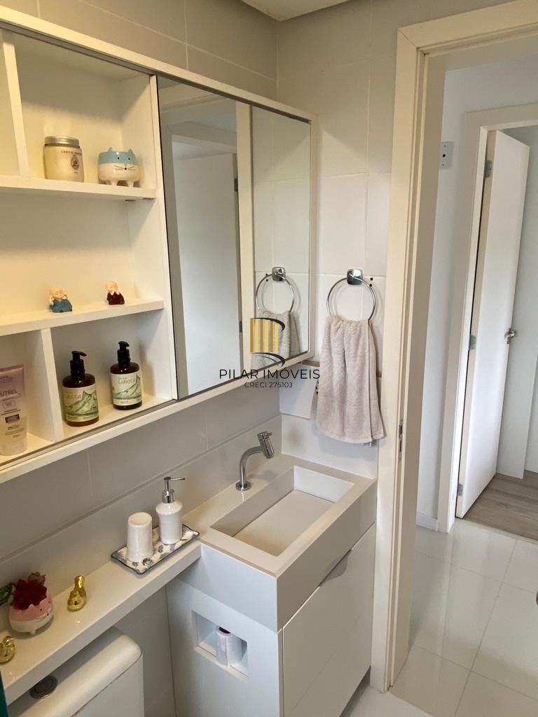 Apartamento de 02 dormitorios com 1 vaga na zona sul de Porto Alegre.
