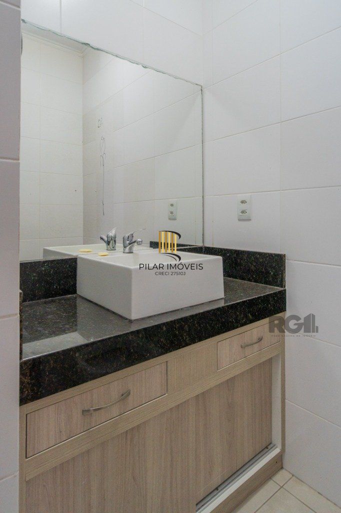 Casa de 214m² com 4 dormitórios, 1 suíte, piscina e 2 vagas no bairro Teresópolis