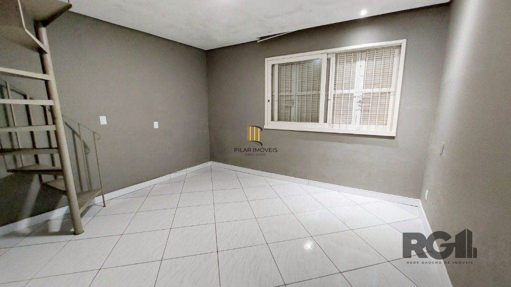 Casa 3 dormitórios no bairro Azenha