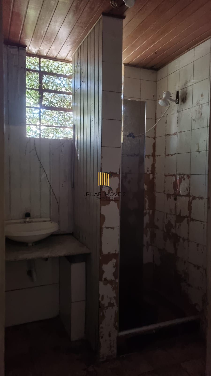 Casa com boa área de terreno no Teresópolis