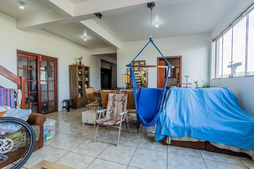 Casa de 6 dormitórios à venda No Bairro Jardim do Salso - Porto Alegre
