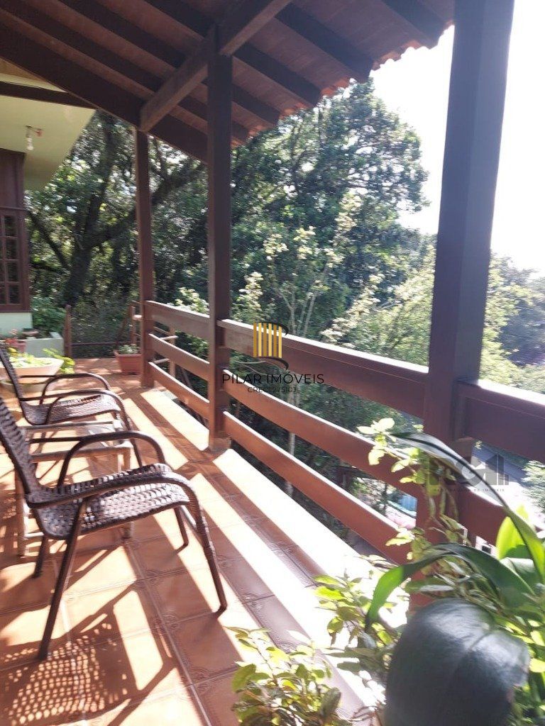 Casa com 400m² privativos e 1000m² de terreno, com vista. Um paraíso no Morro Apamecor!