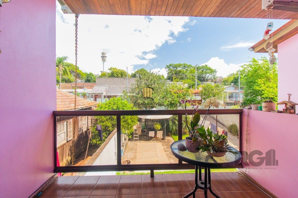 Casa com 3 dormitórios e 3 vagas no bairro Santa Tereza