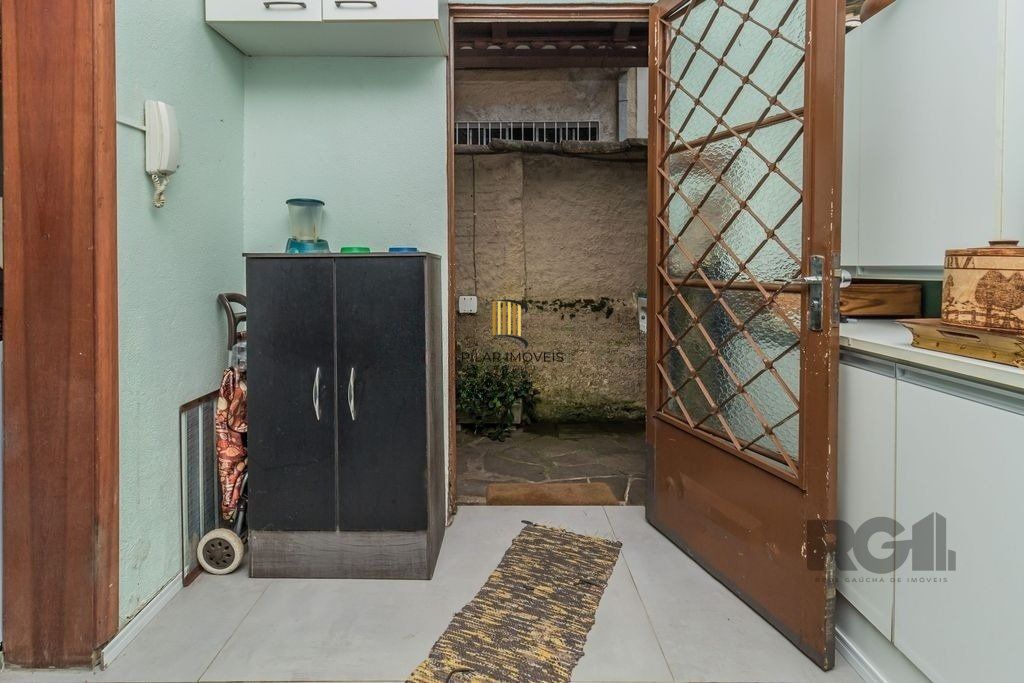 Impecável casa no bairro Medianeira. Living de 3 ambientes com lareira. Com 4 dormitórios sendo 1 suíte também com lareira. Ampla cozinha mobiliada e reformada. Dormitórios com armários fixos .