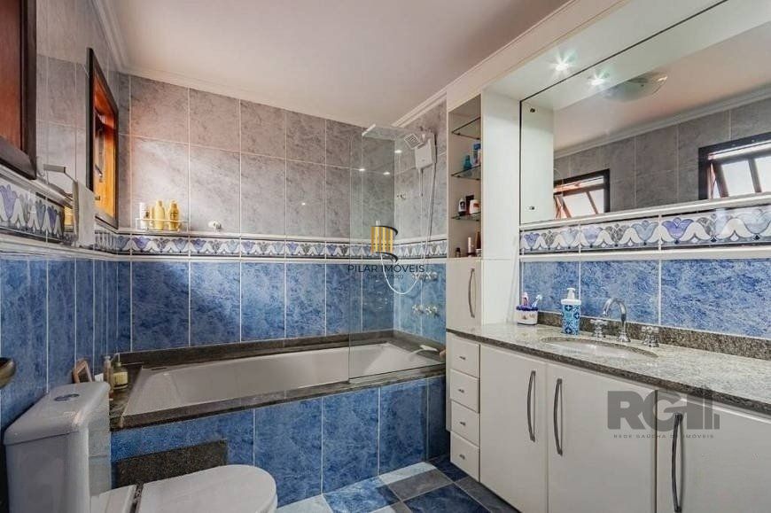 Excelente casa de 209m² com 3 dormitórios, piscina e 3 vagas de garagem.