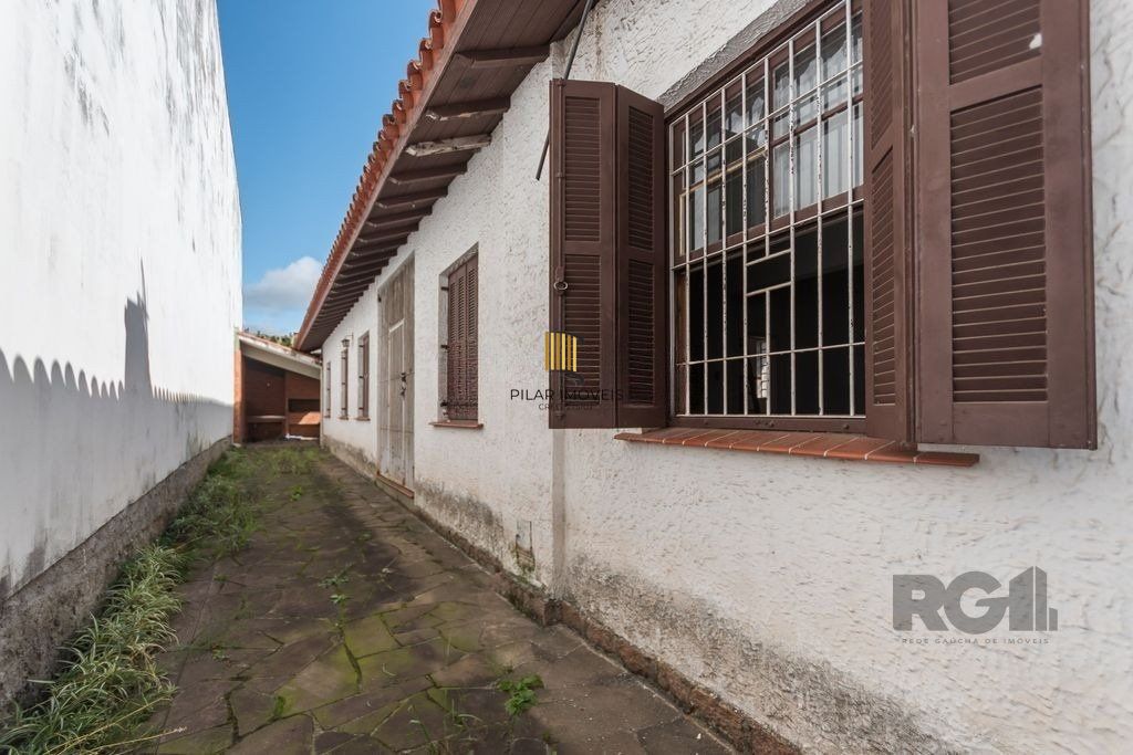 Casa de 4 dormitórios, no bairro Medianeira 