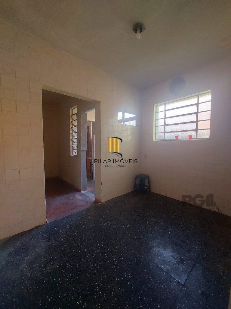 Apartamento de 2 dormitórios, mais 1 quarto de empregada, próximo a av. Teresópolis