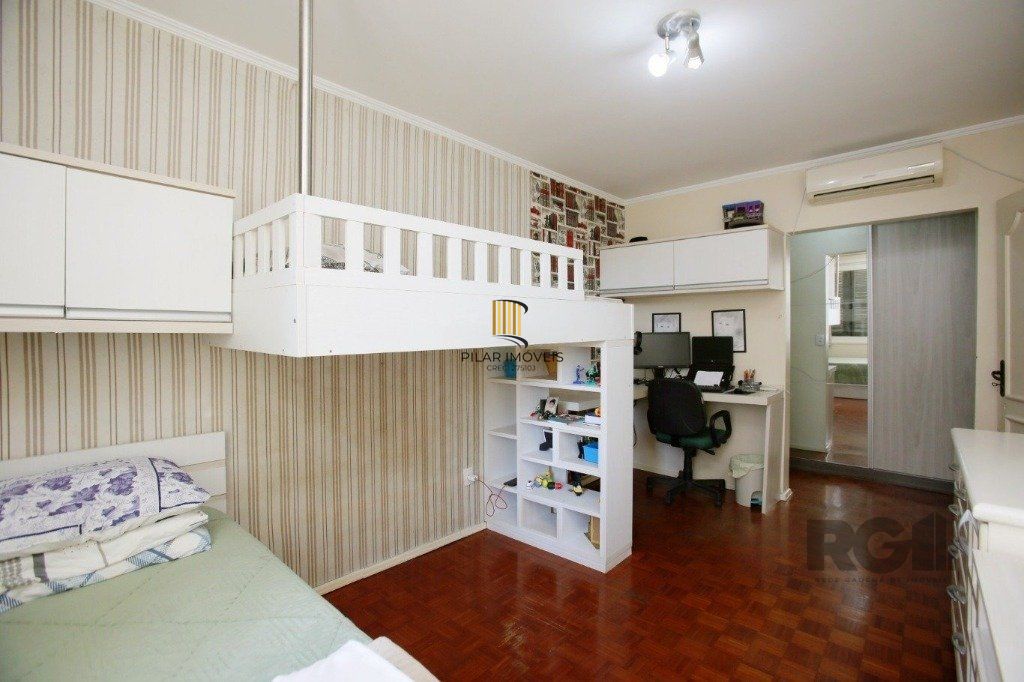 Excelente casa de 235m² com 4 dormitórios e 3 vagas no bairro Azenha.