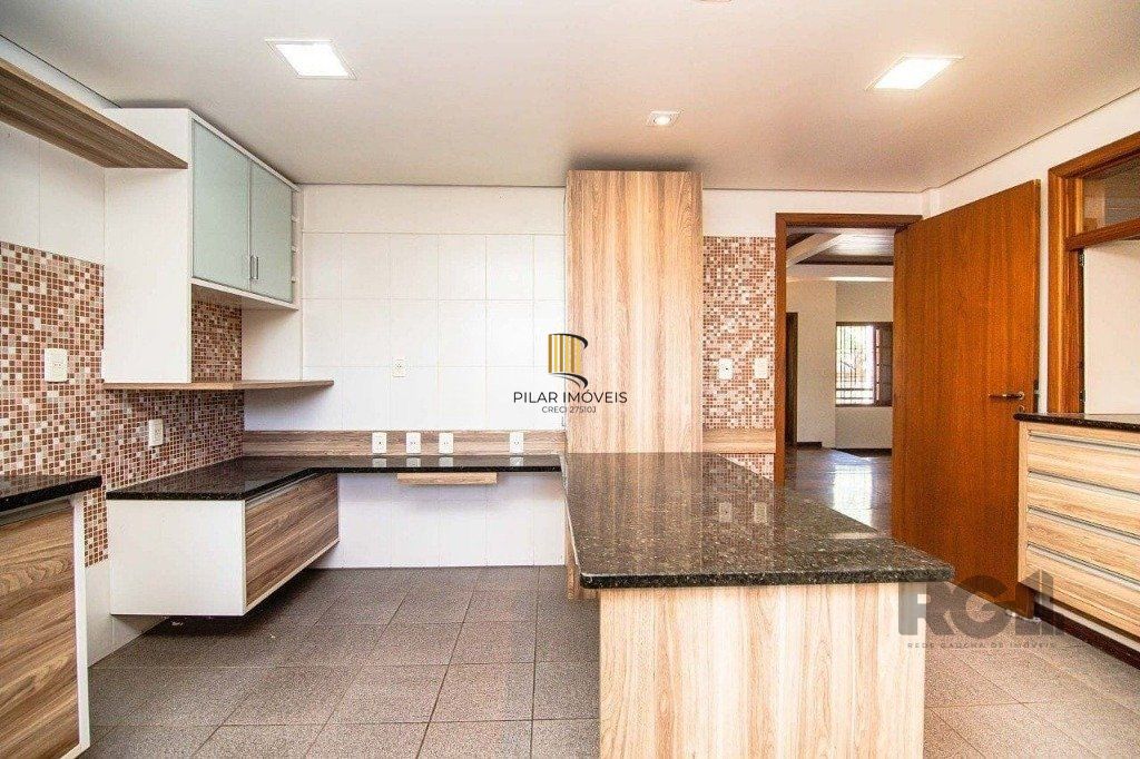 Casa para Venda - 443m², 3 dormitórios, 4 vagas - Alto Petrópolis