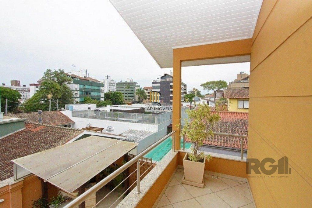 Excelente casa de 330m² com 3 dormitórios, piscina e 3 vagas.