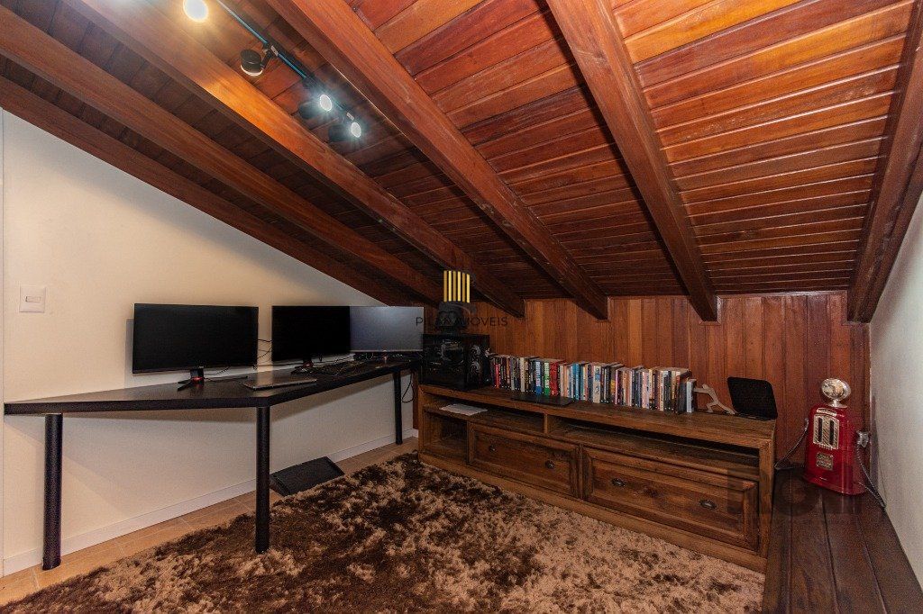 Casa de 484m², 4 dormitórios, 8 vagas no bairro Chácara das Pedras!